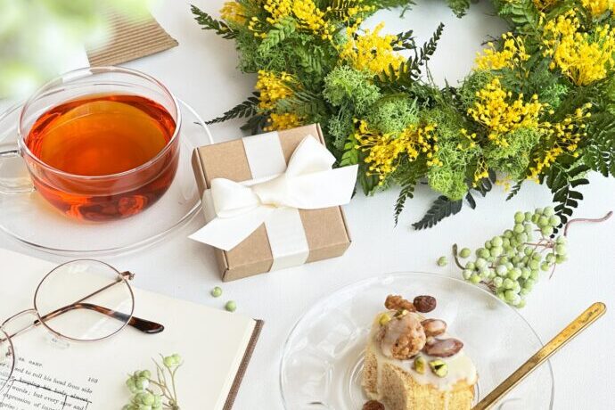 画像：ミモザの花とアフタヌーンティー