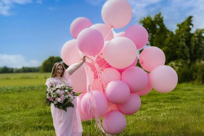 画像:たくさんのピンクの風船を持った花嫁
