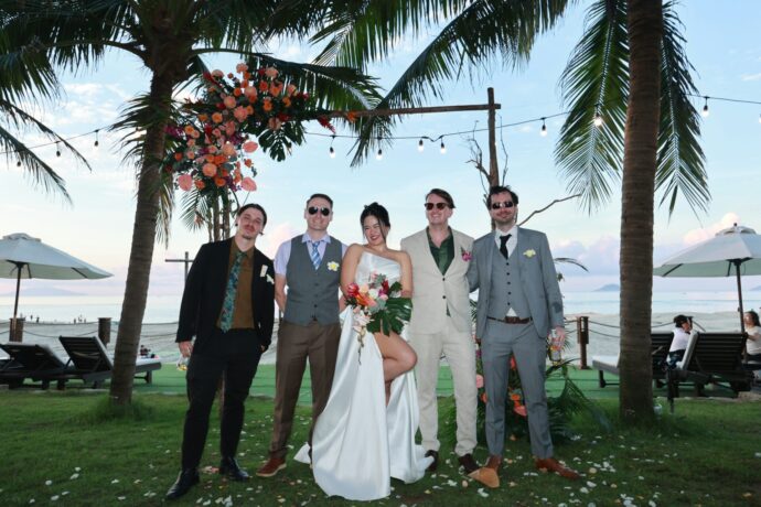 画像:ビーチウエディングでの記念写真