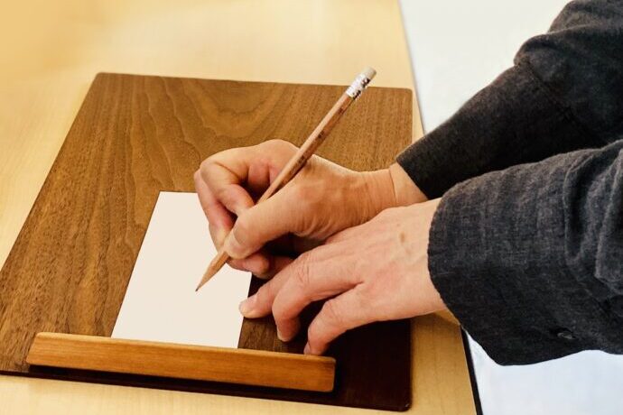 画像：ゲストカードに記入する手