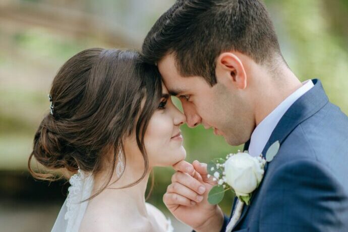 画像：おでこをくっつけた新郎新婦