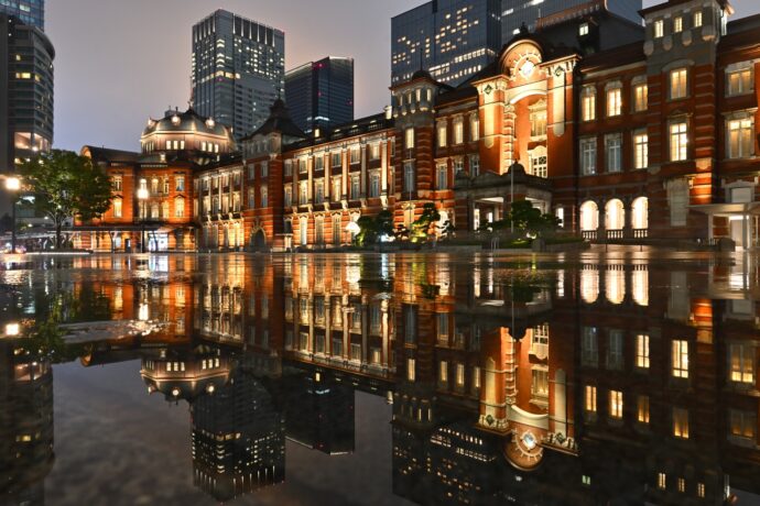 画像:水たまりに写った東京駅