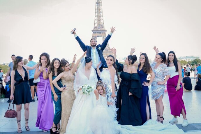 画像：エッフェル塔の前で集合写真を撮る新郎新婦