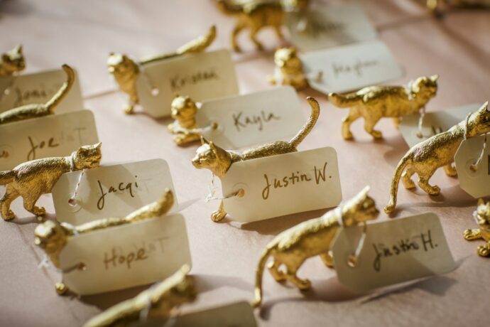 画像:金色の猫付きの席札