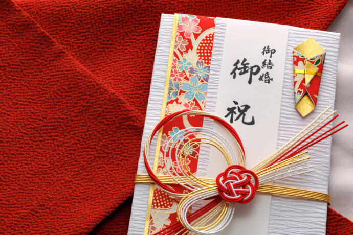 画像：ご祝儀袋と朱色の袱紗