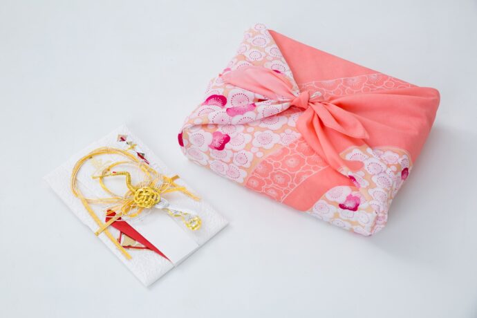 画像：ご祝儀袋と風呂敷に包まれた箱