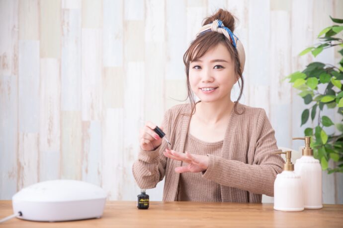 画像：セルフネイルする女性