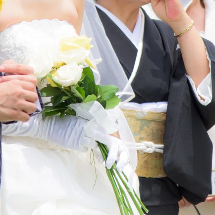 フォトウエディングは家族と撮れる？ 費用や服装を解説！