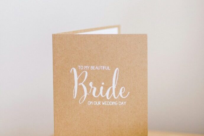 画像:Bride と書かれた茶色の冊子