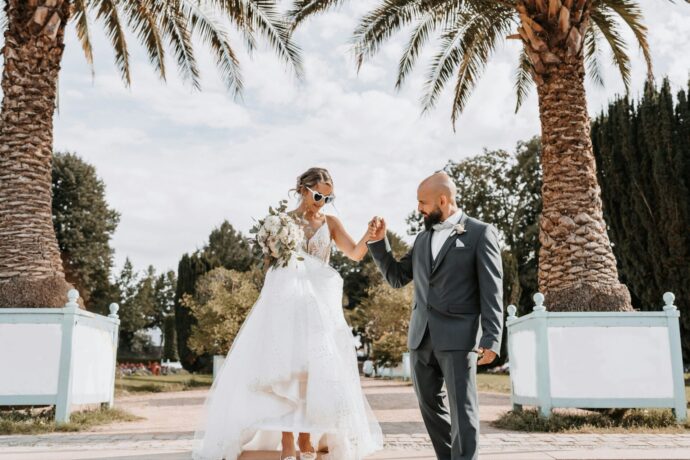 画像：新婦をリードする新郎