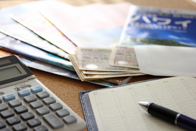 画像：ノートと現金や電卓