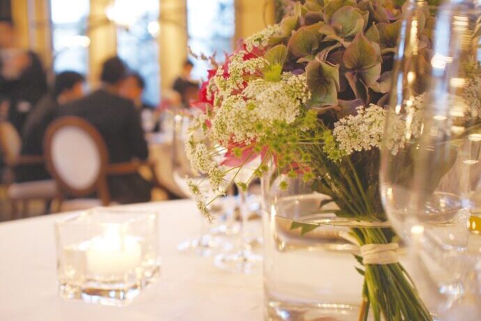 画像:テーブル装花と披露宴の様子