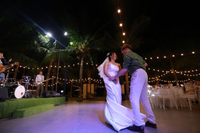 画像：セカンドダンスを踊る新郎新婦