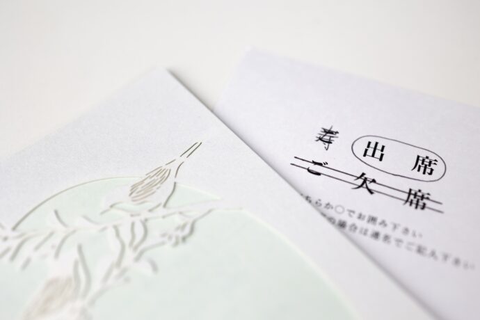 画像：出席に丸がされた返信はがき