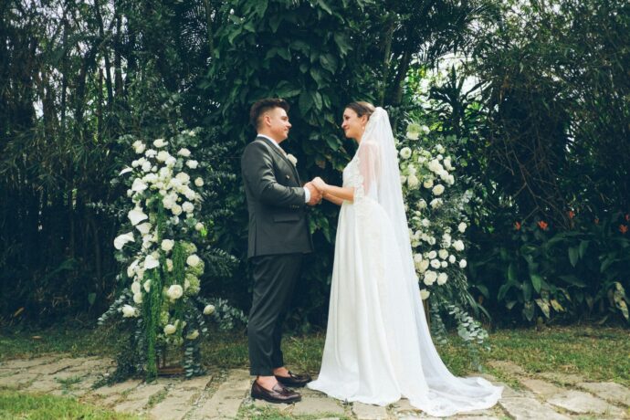 画像：手を取り見つめ合う新郎新婦