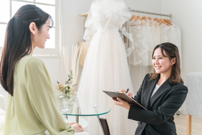 画像:ドレスを案内するコーディネーター