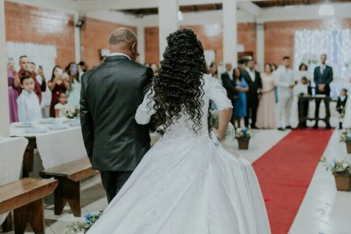 画像：挙式会場に入場してきた新郎新婦