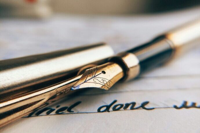 画像：万年筆と手書き文字