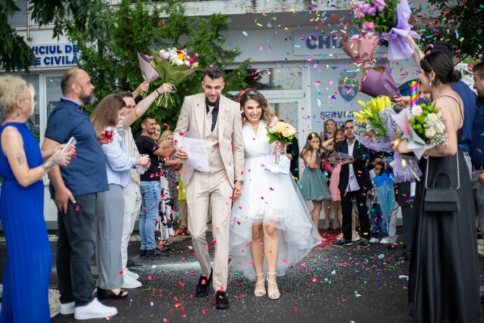 画像：フラワーシャワーの中を通る新郎新婦