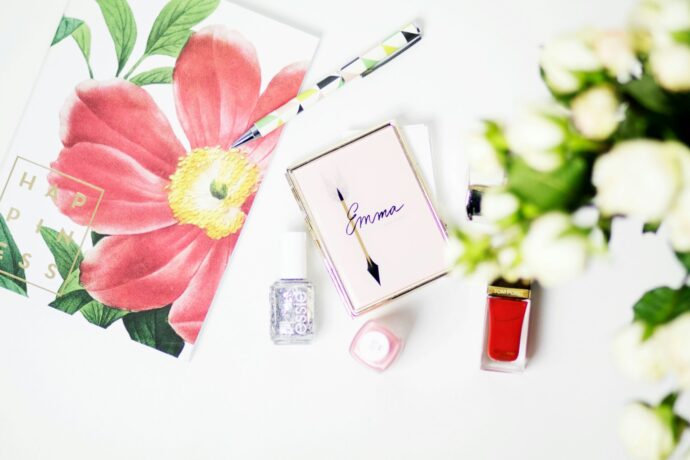 画像：雑誌とネイルポリッシュ