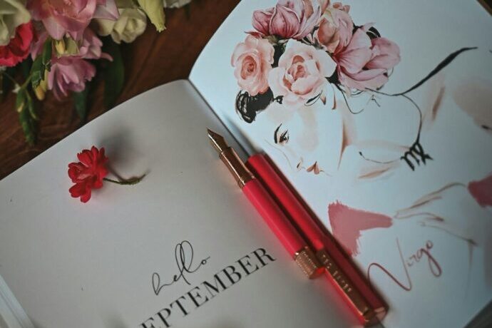 画像:スケッチブックと万年筆