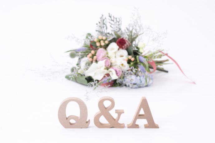 画像：Q&Aの文字ブロックと花