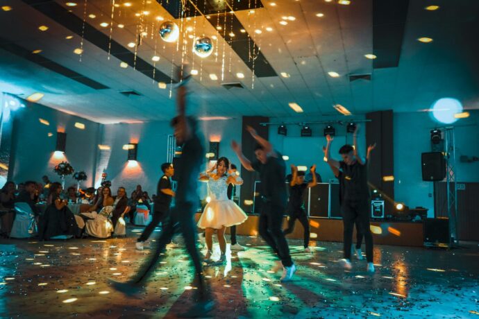 画像：ミラーボールの下で踊るゲストと新婦