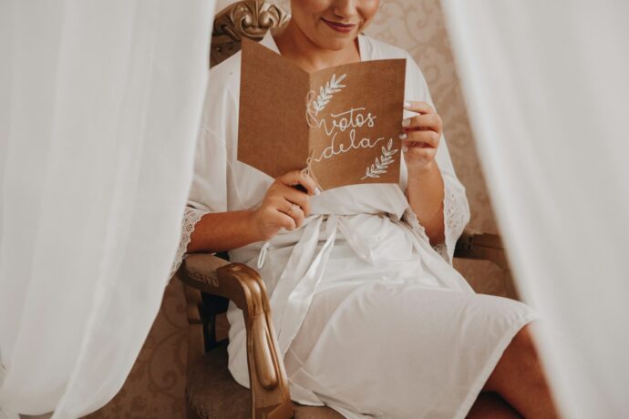 画像:手作りの冊子を眺める花嫁