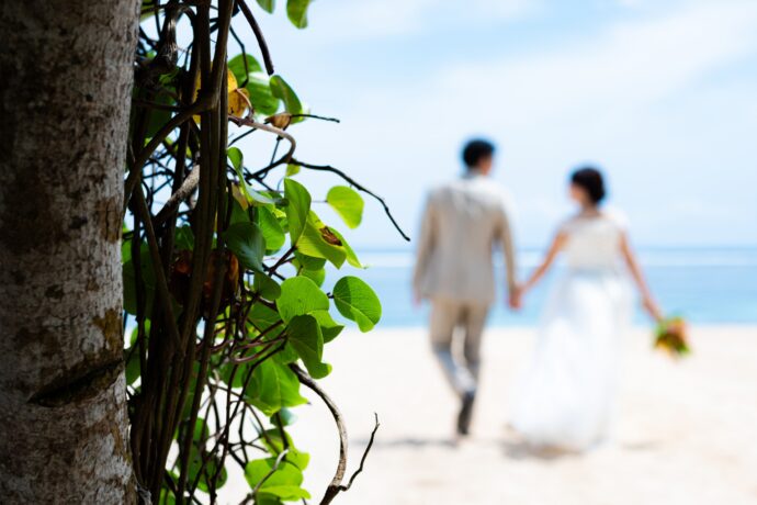 画像：波打ち際に歩きだす新郎新婦