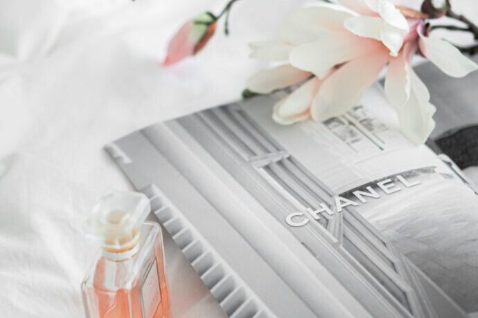 画像：雑誌と香水