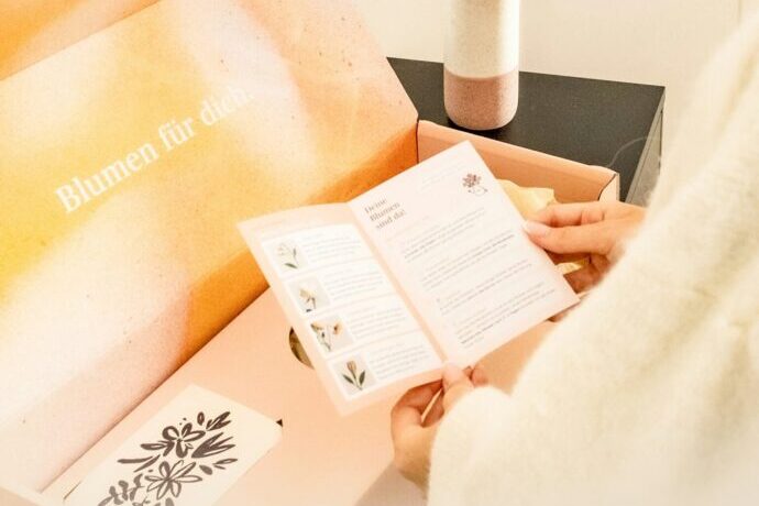 画像：箱に入ったギフトとメッセージ