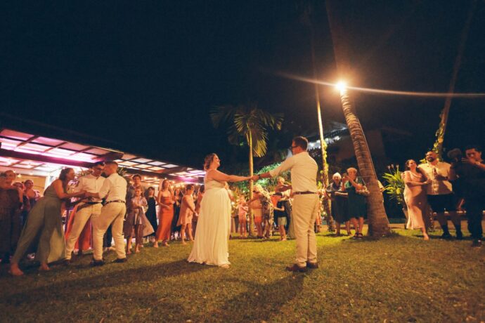 画像：夜空の下で手を繋ぐ新郎新婦