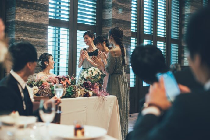 画像：高砂席で話すゲストと新郎新婦