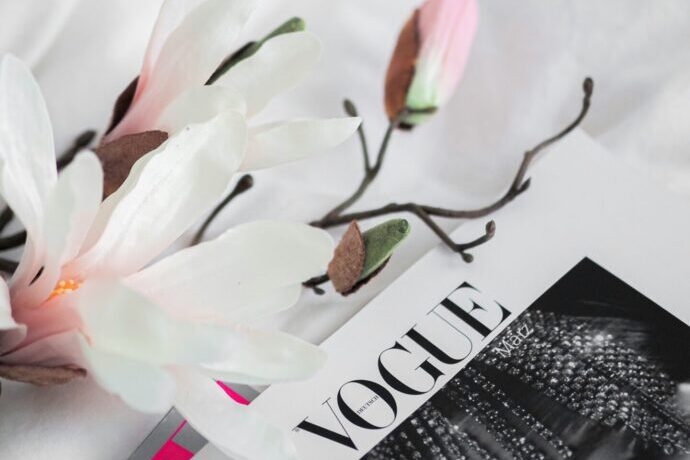 画像：雑誌と花