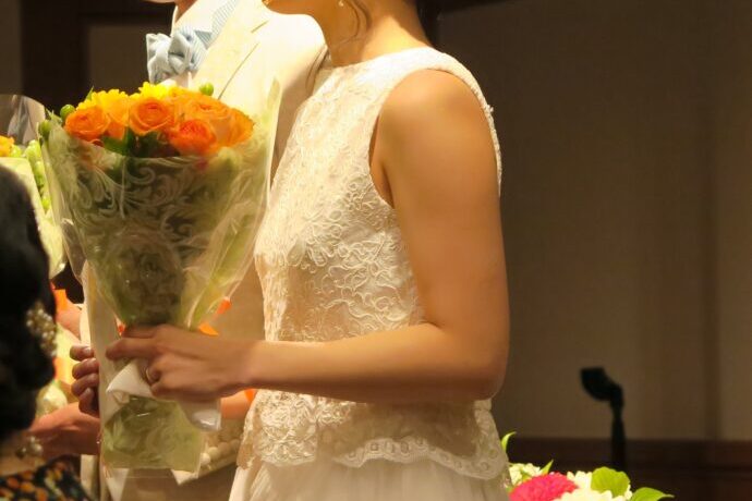 画像:花束を持った新郎新婦