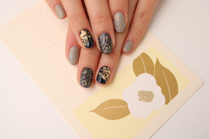 画像：和柄のネイルを施した両手