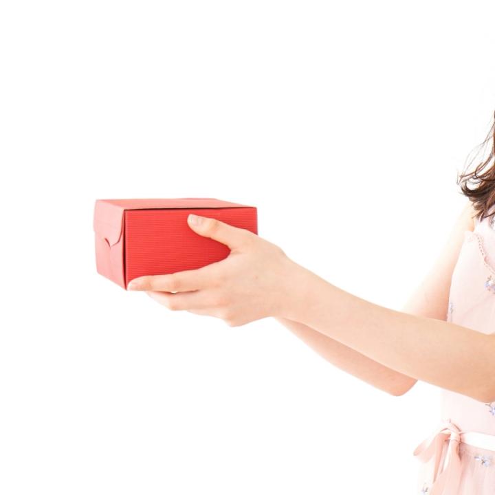 結婚式の二次会にプレゼントは必要？ 新郎新婦への渡し方