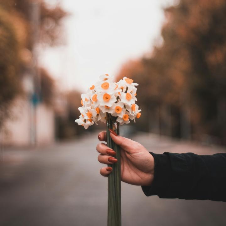 結婚式の余興はリレームービーがおすすめ！花束やスケッチブックを使った動画の作り方