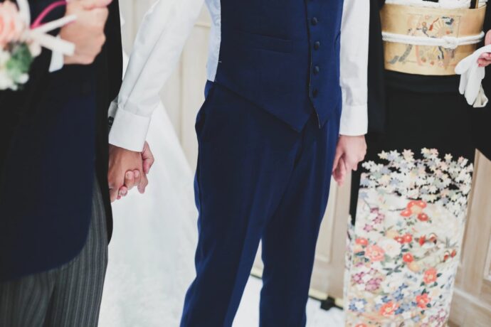 画像：両親と手を繋ぐ新郎新婦