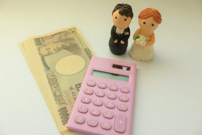 画像：電卓と新郎新婦のフィギュア、現金