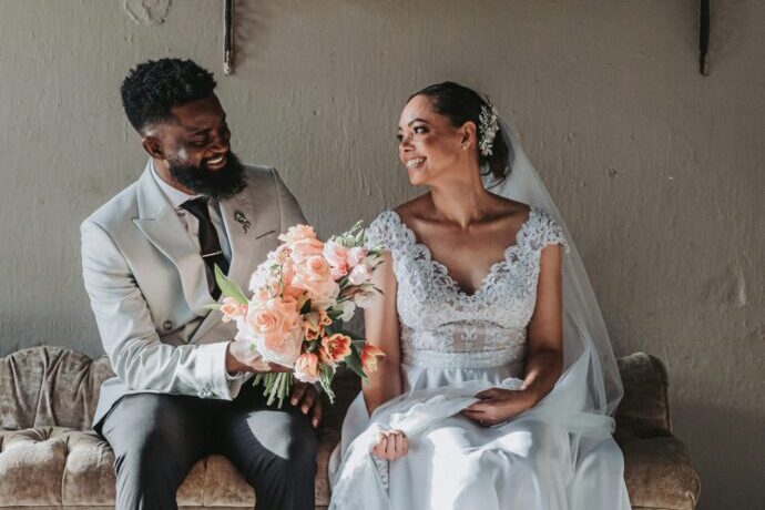 画像：仲良く隣に座る新郎新婦