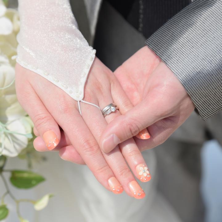 エンゲージカバーセレモニーって？ 結婚式で婚約指輪を披露する方法