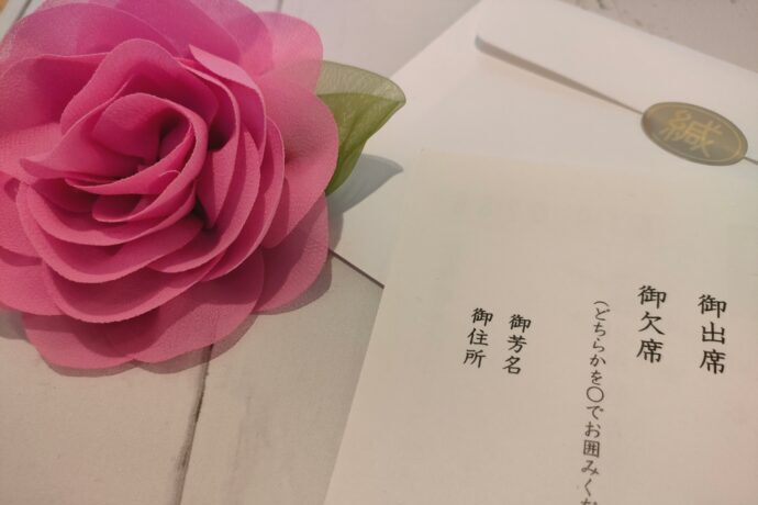 画像：返信はがきとバラ