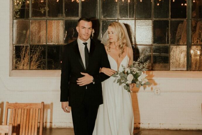 画像：腕を組んで入場してきた新郎新婦