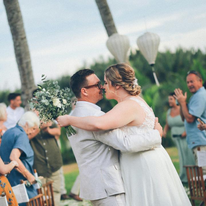 結婚式二次会の招待状はいつ送る？ 案内のタイミングとマナー