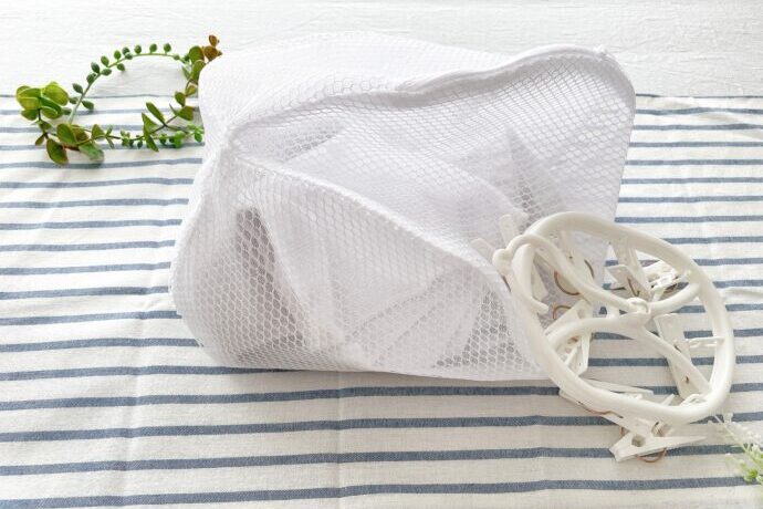 画像:洗濯ネットとピンチハンガー