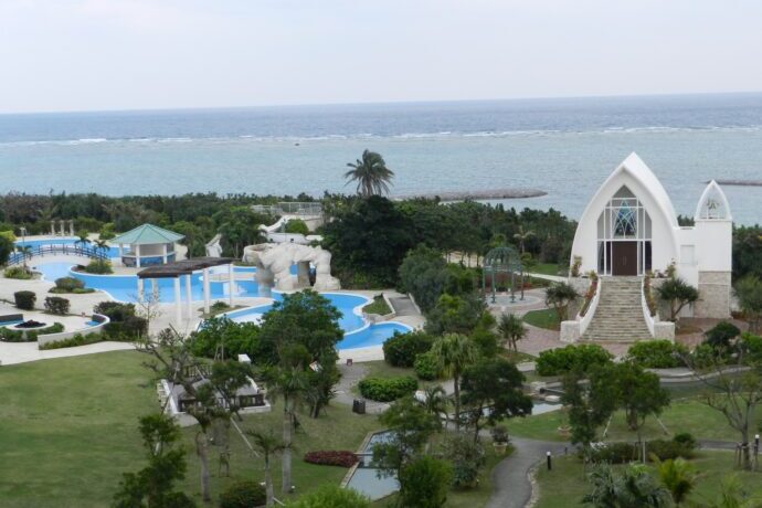 画像：海辺に建つ白い教会