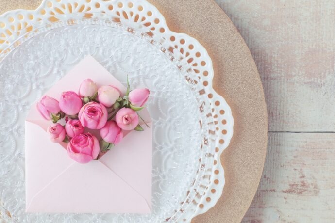 画像：ピンクの花が詰め込まれた封筒