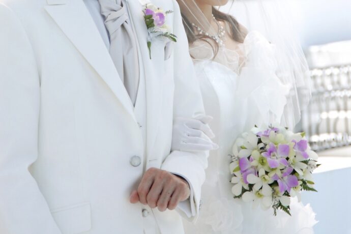 画像：腕を組む新郎新婦