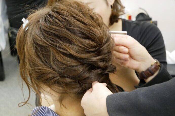画像:ヘアメイクを受ける女性